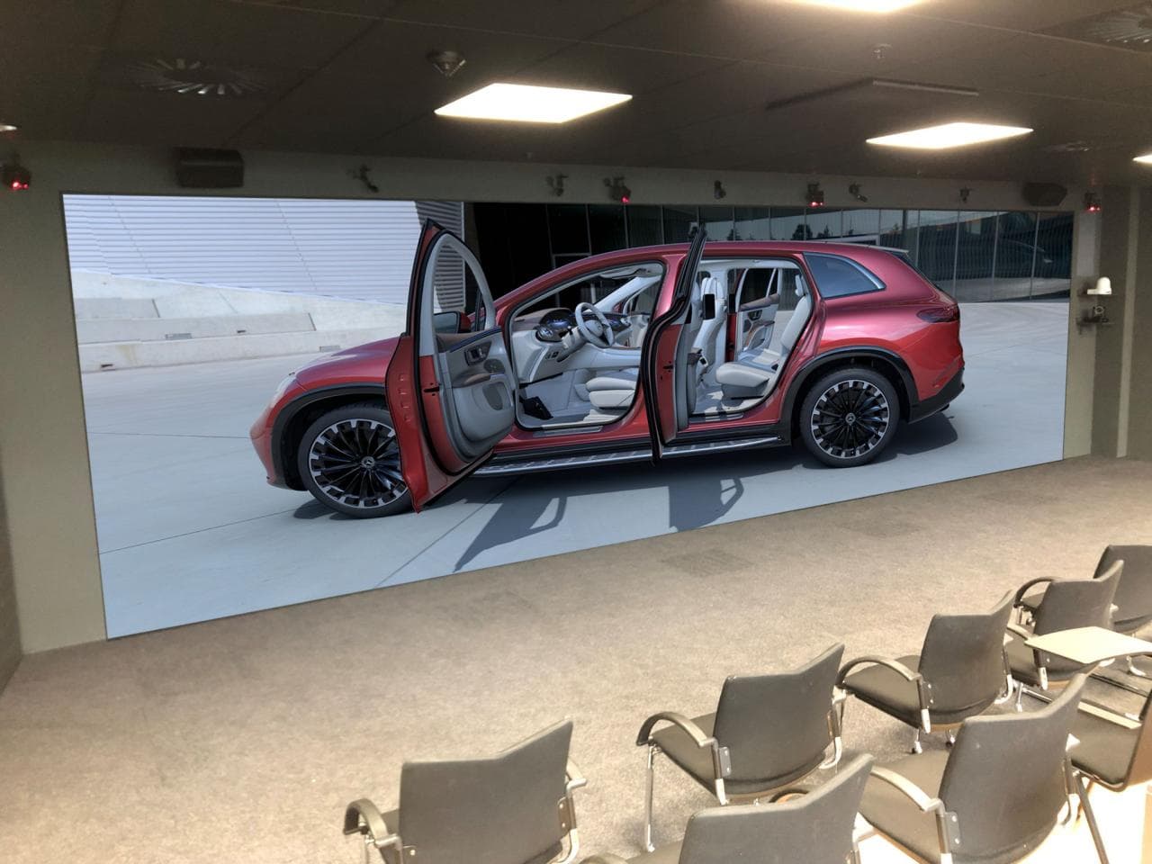 Mercedes-Benz Fahrzeugvisualisierung an der Powerwall im VR Center in Sindelfingen