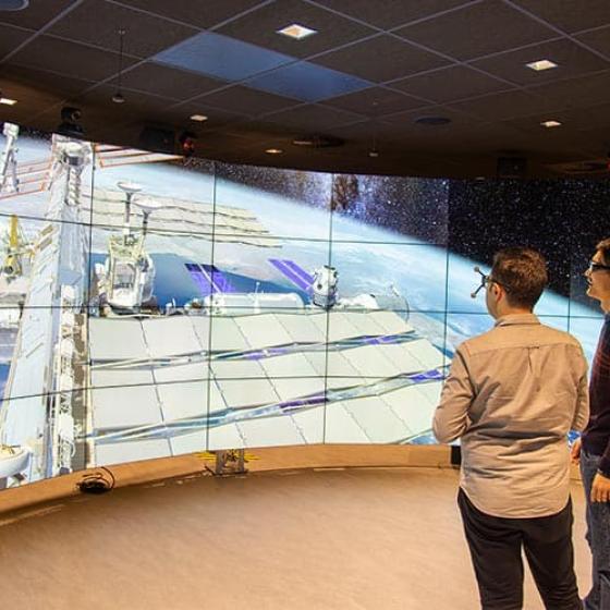 Zwei Benutzer, die die Sicht auf die Internationale Raumstation des Data Visualization Observatory begutachten