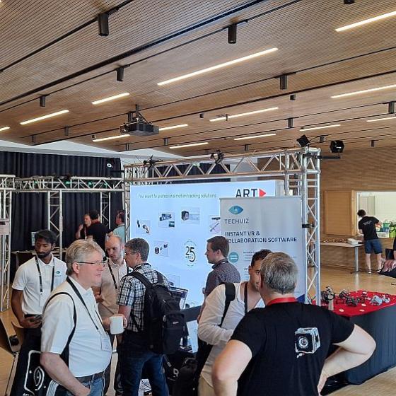 Saal Visitors in discussions